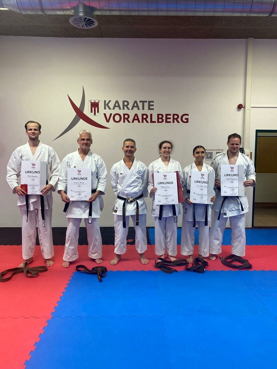 Fünf neue Dan-Träger: Matej, Jürgen, Trainer W. Blank, Milijana, Esra und David.
              
               Karateclub Sei Bu Kan Dorbirn