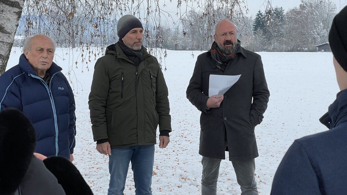Gemeinsame PK von Heribert Hütter (SPÖ), VP-Listenmitglied Bernd Schnetzer und Bernie Weber (Grüne). Weber bringt gegen Bgm. Giesinger einen Misstrauensantrag ein.grüne