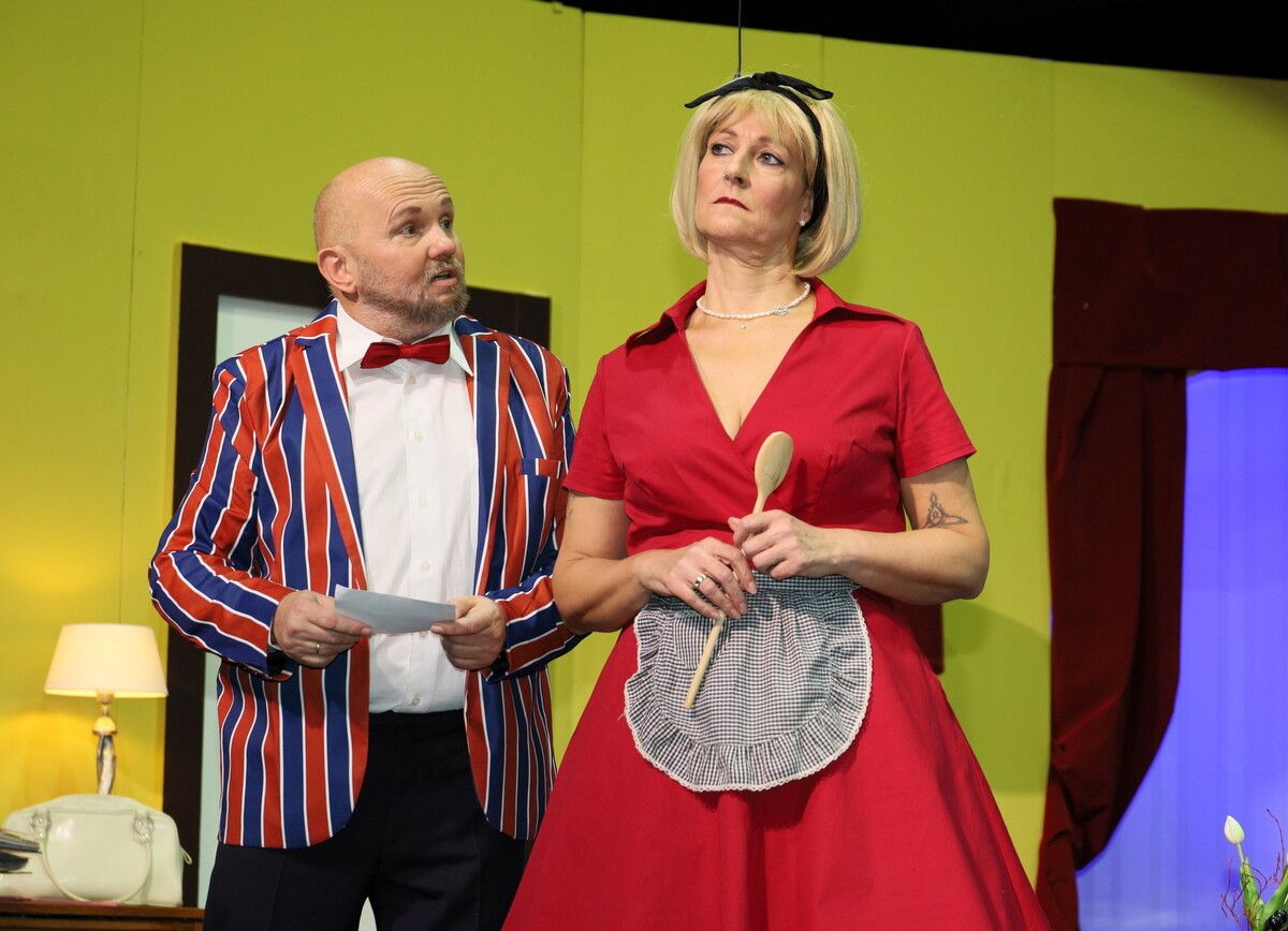 Geschäftsführer Harry (Robert Gass) und seine Frau Gerlinde (Brigitte Tuttner). chf (2)