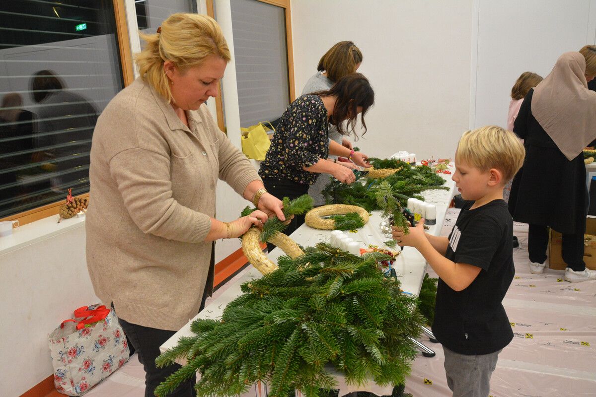 Geschickt banden die Frauen die Adventkränze.