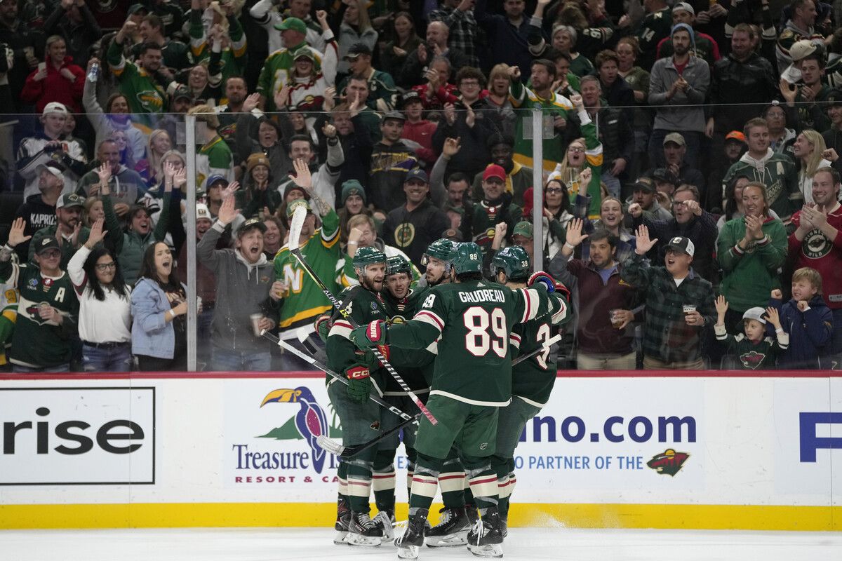 Großer Jubel beim Team der Minnesota Wild über das Tor von Marco Rossi zum 2:2.AP