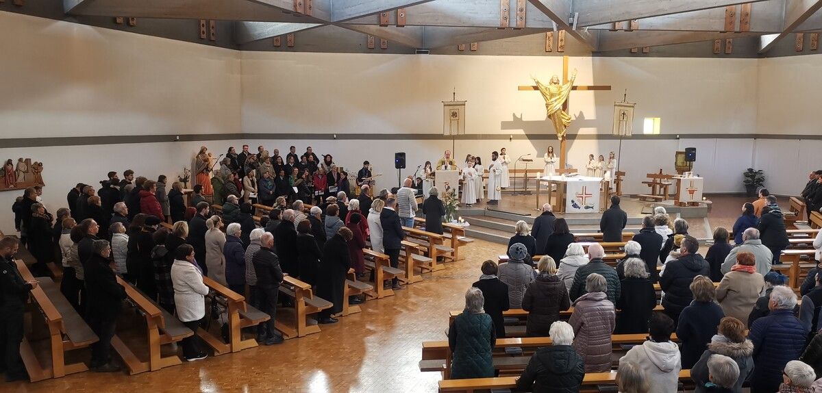 Gut besucht war die Messe in St. Konrad, bei der der Kirchenchor im Mittelpunkt stand.Stadt