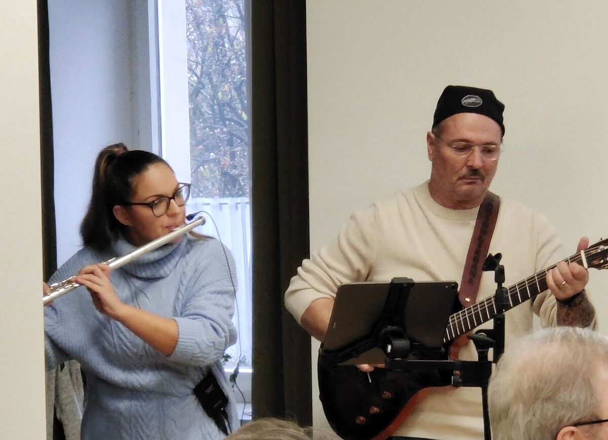 Harry und Laura sorgten mit Gitarre und Querflöte für die musikalische Untermalung des Events.CHF