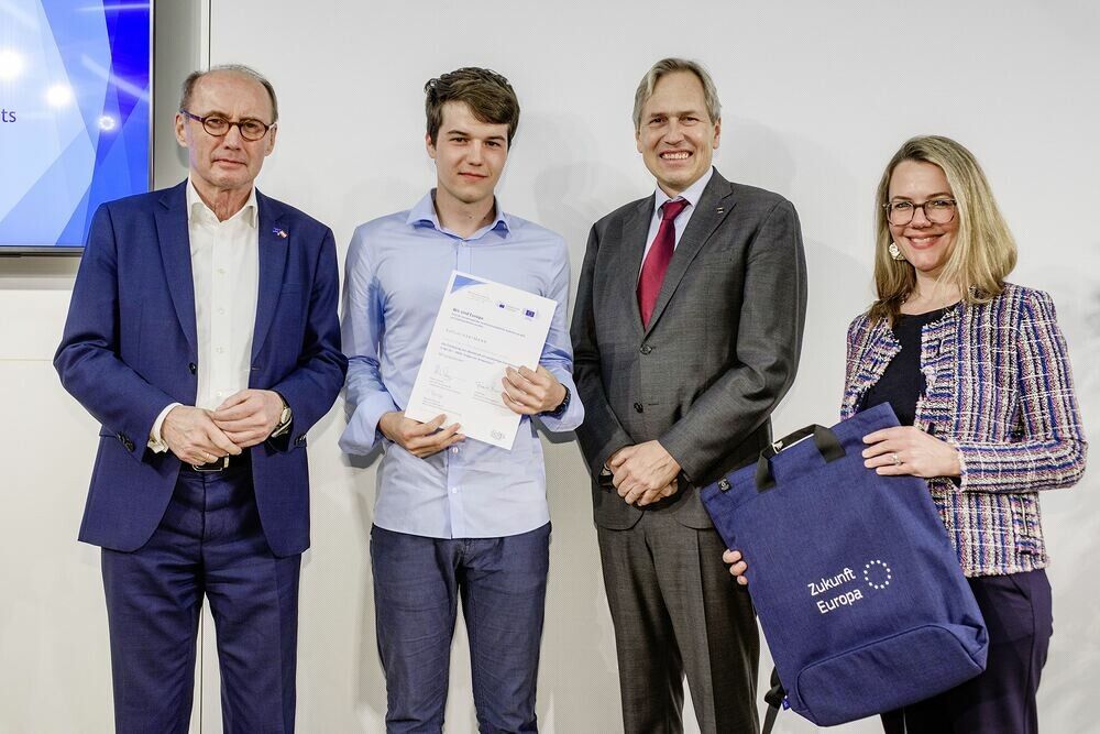 Hartmann bekommt von Othmar Karas (Vizepräs. EU-Parlament), Frank Piplat (Leiter Verbindungsbüro EU-Parlament in Österreich) und Adina Hoffmann-Reumüller (Vertretung EK) den „Wir sind Europa“-Preis verliehen. Horst Dockal
