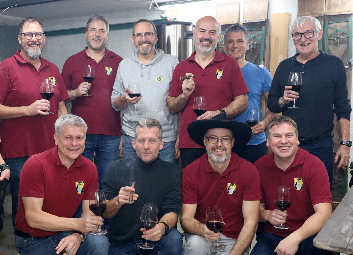 Hörbranzer Raubritter und Prinz Andreas (1.Reihe. 2. v. l.) beim Bierbrauen. CHF (4)