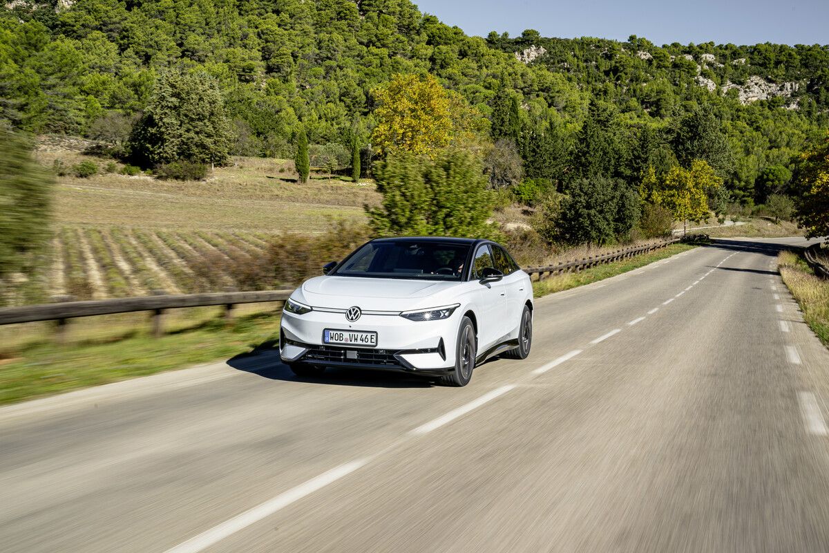 Hoffnungsträger für 2024: Der VW ID.7 soll die Elektro-Kastanien aus dem Feuer holen. werk