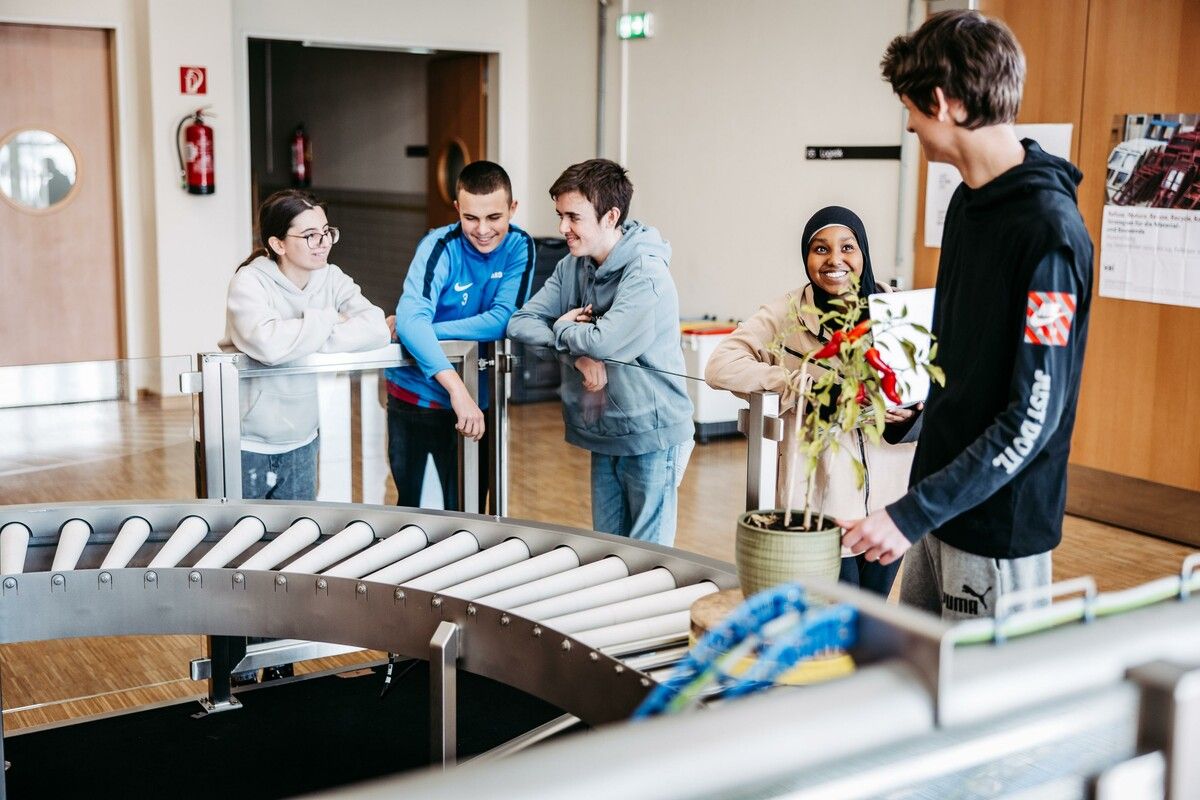 Im Rahmen des neuen Ausbildungszweigs E-Business & Logistik wird das Modell für praktische Fallstudien eingesetzt. HTL