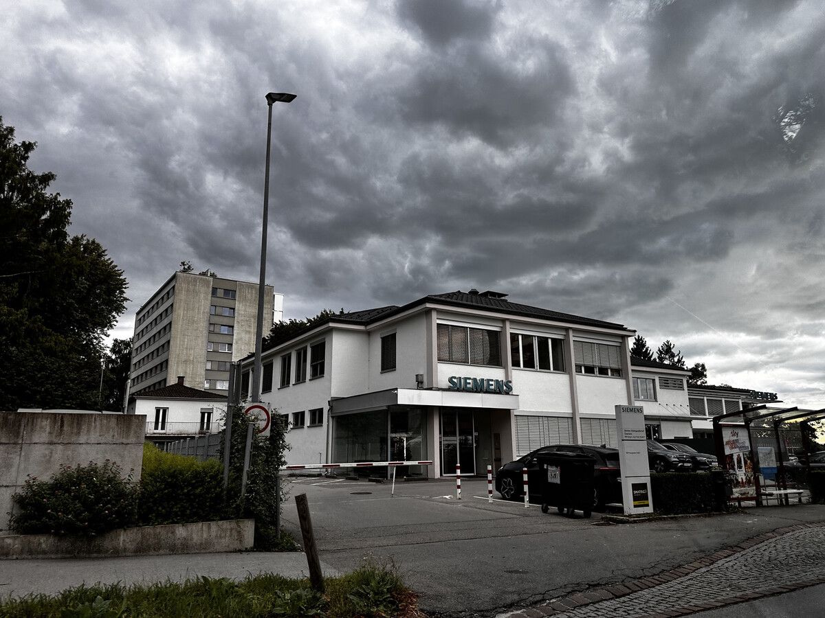 Im Skandal um manipulierte Rechnungen bei Bauprojekten gilt ein Siemens-Mitarbeiter als Hauptverdächtiger.