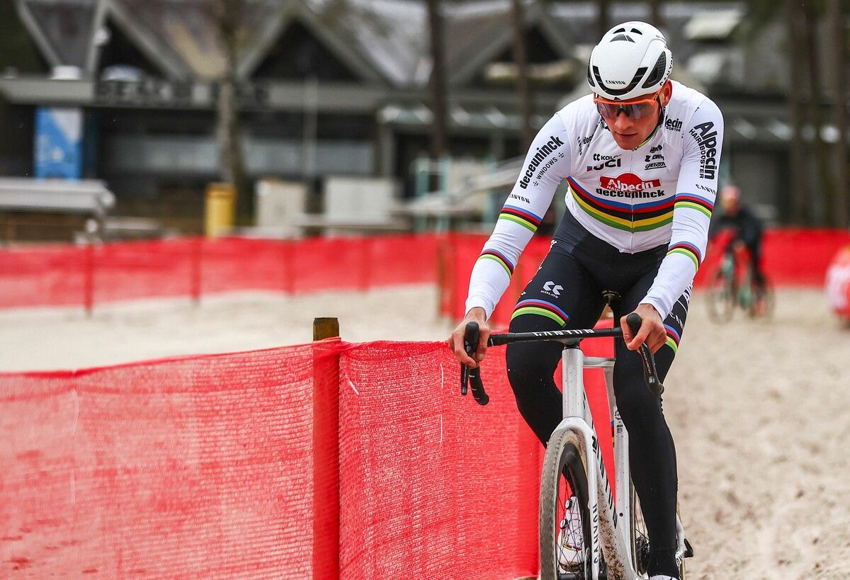 Im Weltmeistertrikot ist Mathieu van der Poel kaum zu schalgen.Apa