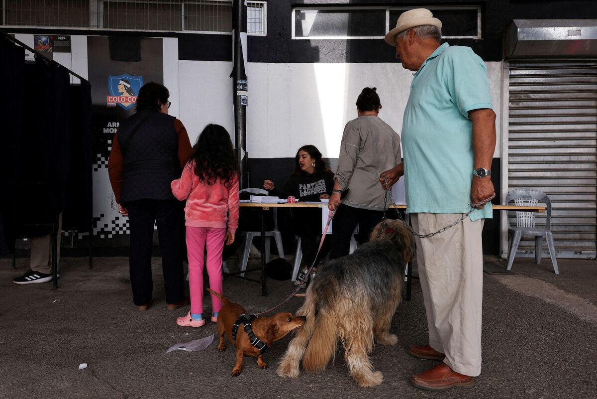 In Chile läuft nach einer ersten Ablehnung der zweite Versuch, dem Land eine neue Verfassung zu geben: Für das Referendum öffneten auch in der Hauptstadt Santiago die Wahllokale. Reuters