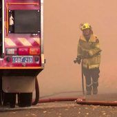 Buschbrand bedroht Vorort von Perth