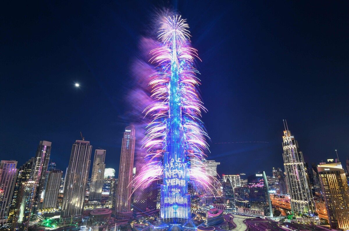 In Dubai wird auf große Feuerwerke gesetzt. Das größte findet direkt auf dem Burj Khalifa statt. Auf allen Stockwerken des Megagebäudes ist Pyrotechnik installiert. AFP