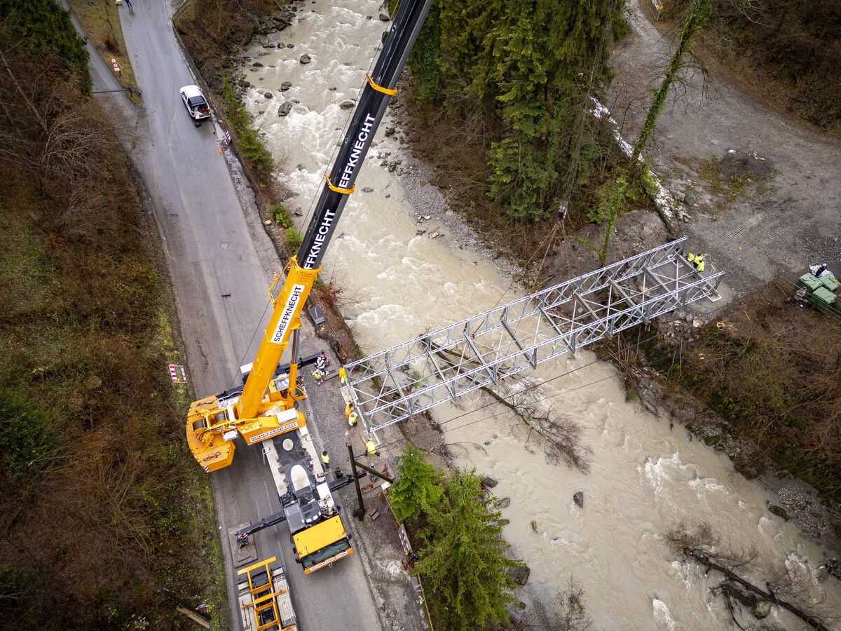 In einer knappen halben Stunde war die Brücke in Position. vn/Paulitsch (4)