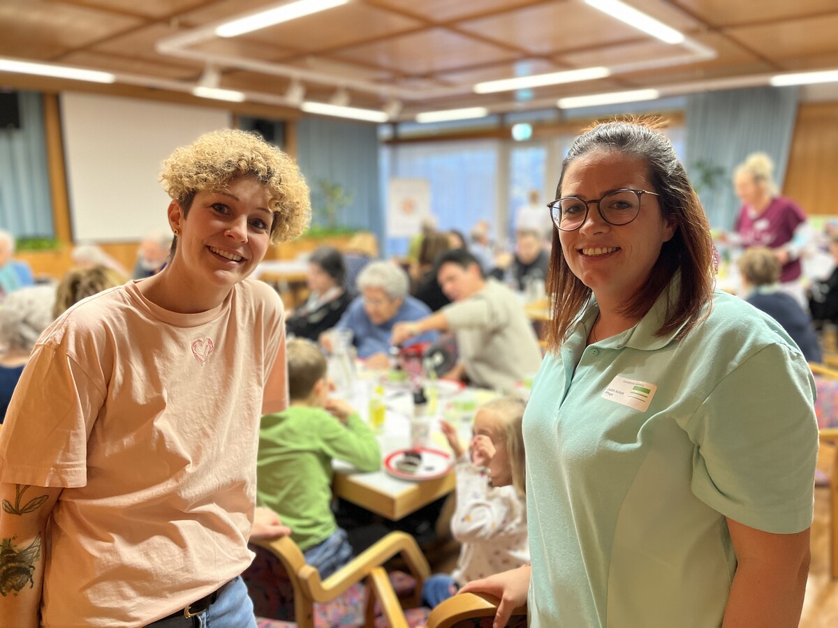 Isabella Zengerle und Judith Helbok arbeiten gerne im Seniorenhaus. VN/PLESCH