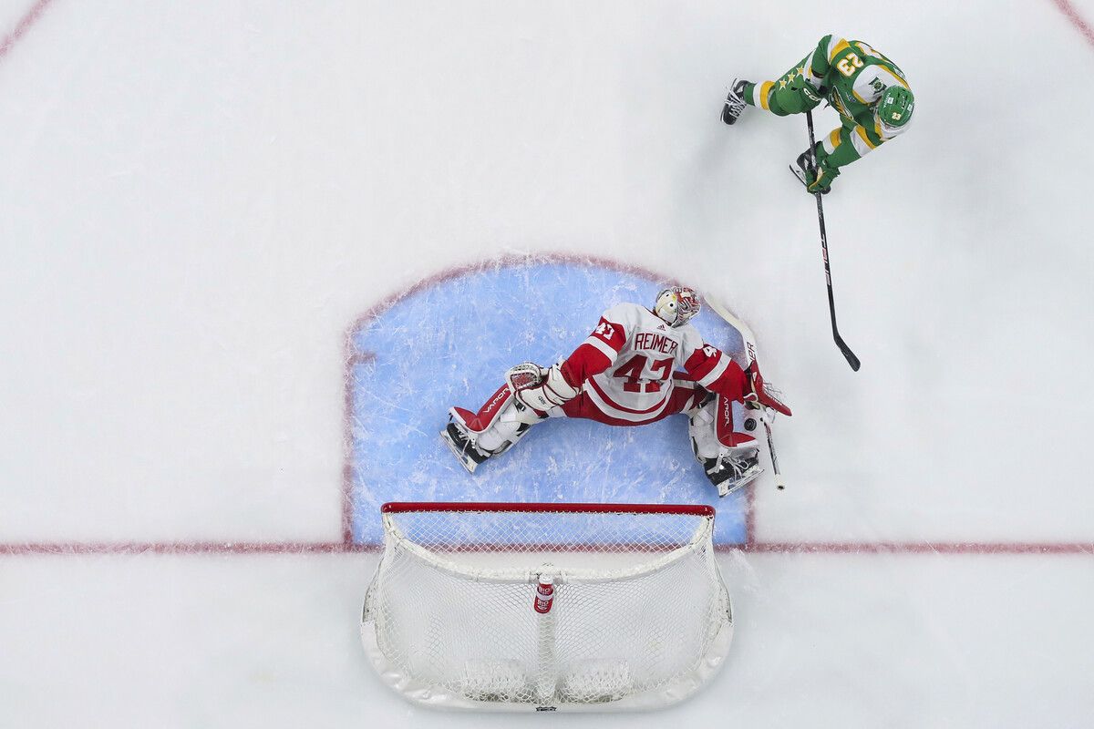James Reimer, Torhüter der Detroit Red Wings, mit einer Abwehr gegen Minnesota-Stürmer Marco Rossi.ap