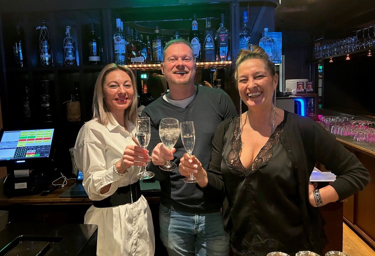 Jochen Bentele, flankiert von seinen Bardamen Karin Gabriel (r.) und Andrea Huszti, lud zur feierlichen Eröffnung der Havana-Bar ein. SIHa (3)