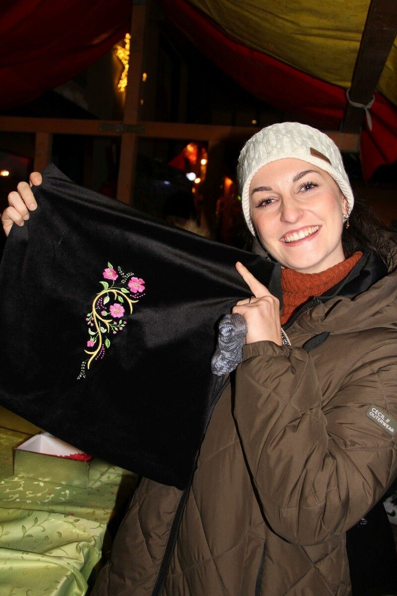 Johanna Fitsch zeigt stolz ihren Gewinn bei der großen Tombola.