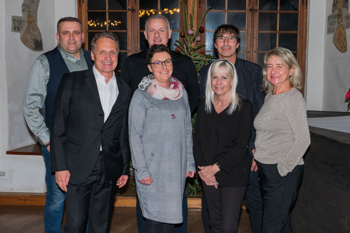 Jubilare Anlässlich der Weihnachtsfeier des ÖAMTC Vorarlberg wurden verdiente Mitarbeiter für ihre lange Zugehörigkeit geehrt: Svetlana Basich, Daniela Lerchenmüller, Christine Winkler und Mario Spehar (10 Jahre), Samir Budimlic (15), Andrea Fitz (20), Bernd Böckle (25) und Bettina Wagner (30). ÖAMTC