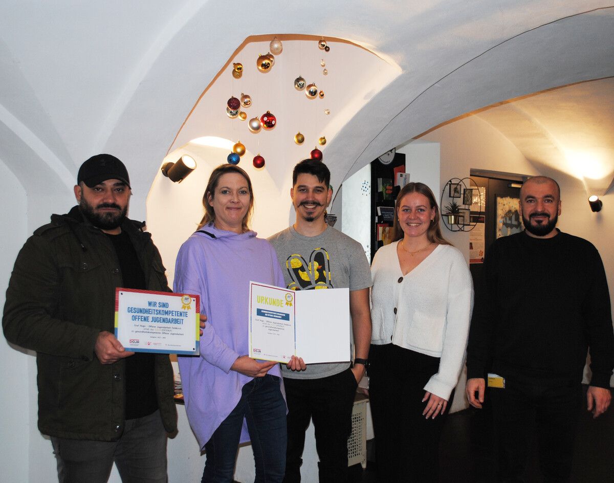 Jugend und Gesundheit im Fokus: Das Team der Offenen Jugendarbeit Feldkirch freut sich über die prestigeträchtige Gold-Level-Zertifizierung.stadt feldkirch