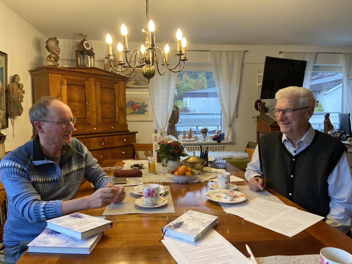 Klaus Gasperi und Rudolf Bischof haben zusammen das Buch „Weil wir im Herzen barfuß sind“ herausgebracht. Es ist vor wenigen Wochen in dritter Auflage erschienen. TM