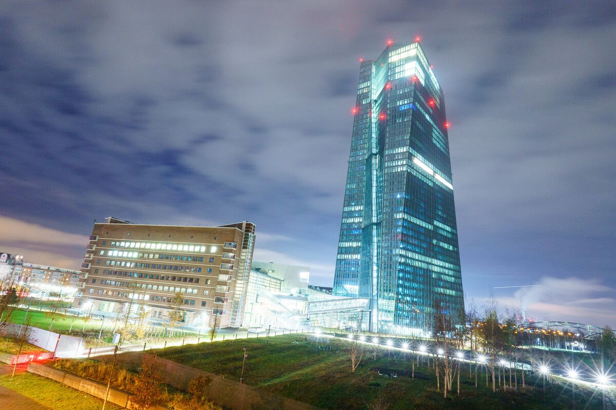 Die EZB (Europäische Zentralbank) legt die Höhe des leitenden Zinssatzes im Euroraum in Prozent fest. ⇒APA/dpa/Andreas Arnold