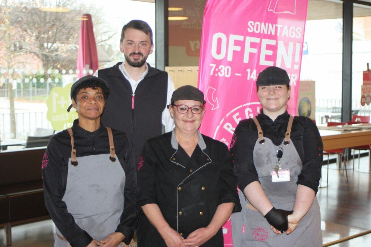 Lilly Okanovic (Mitte) mit Ländlemarkt-Rankweil-Stiegstraße-Chef Benjamin Lecher ist seit zwei Jahren Küchenchefin.