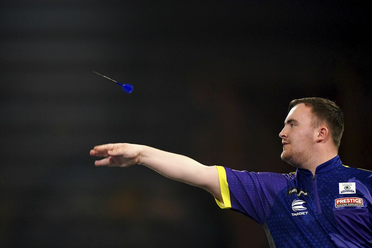 Luke Littler steht im Achtelfinale der Darts-WM. Zu verlieren hat der Teenager nichts mehr - Sympathien gewonnen hat er ohnehin.AP