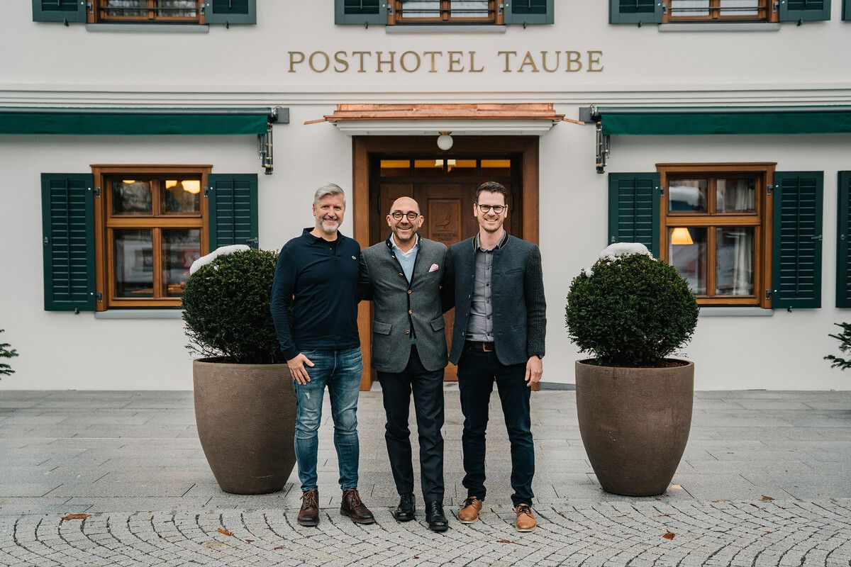 Manfred Zitz und Daniel Mohr (Rhomberg Bau) mit Eigentümervertreter Philipp Rhomberg. rb