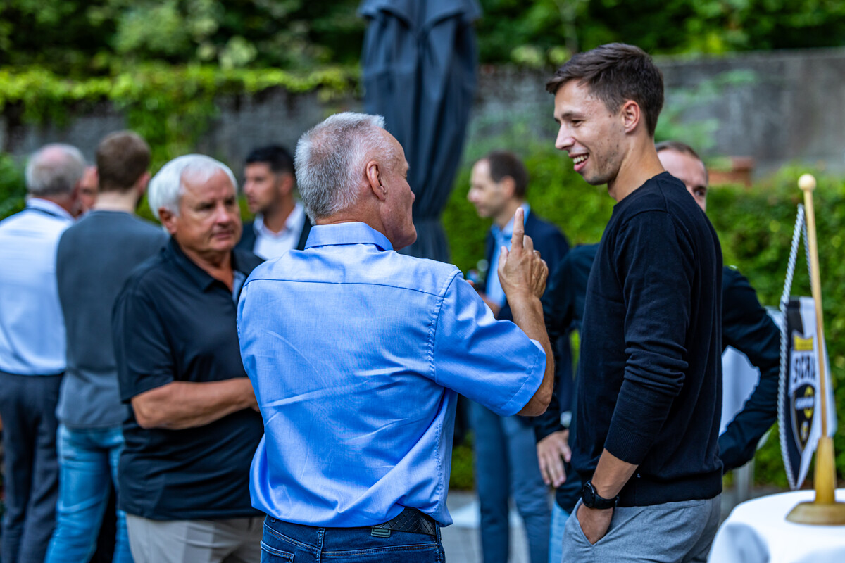 Manuel Willam im regen Austausch mit Altachs Vizepräsident Werner Gunz. Den wird es in Zukunft als Assistenz der Geschäftsführung nun noch öfter geben.meier/SCRA
