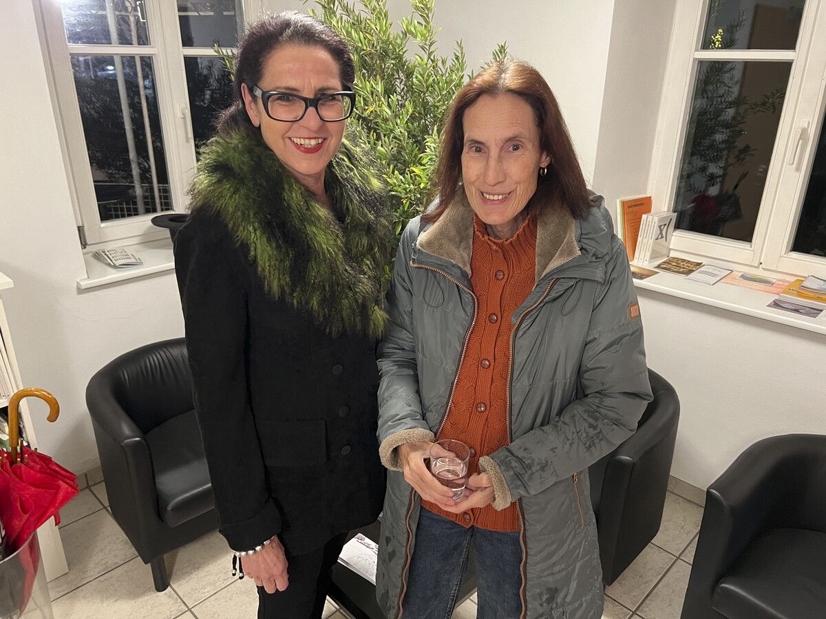 Margot Prax und Sabine Kolbitsch beim Rundgang.