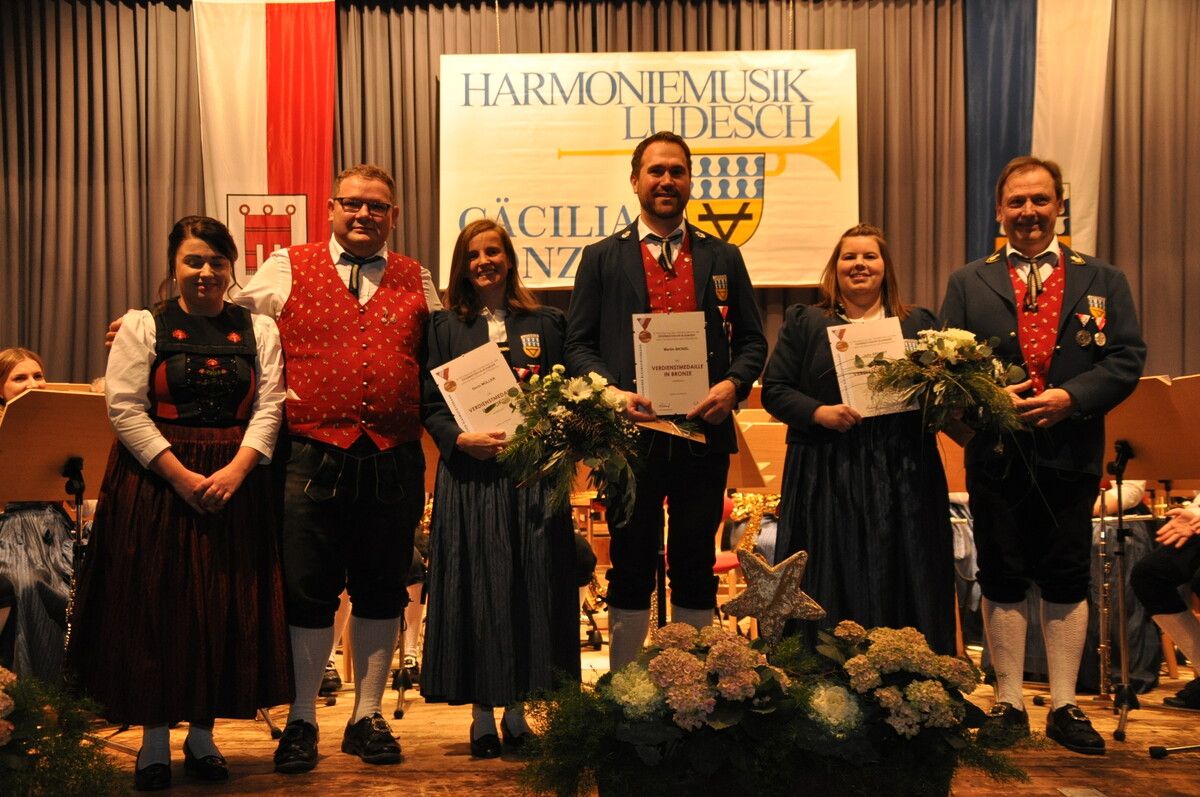 Marketenderin Susi Luccheta, Obmann Johannes Köfler, Doris Müller, Martin Bickel, Julia Erhart, Kapellmeister Zoltan Trizsi.HAB (3)