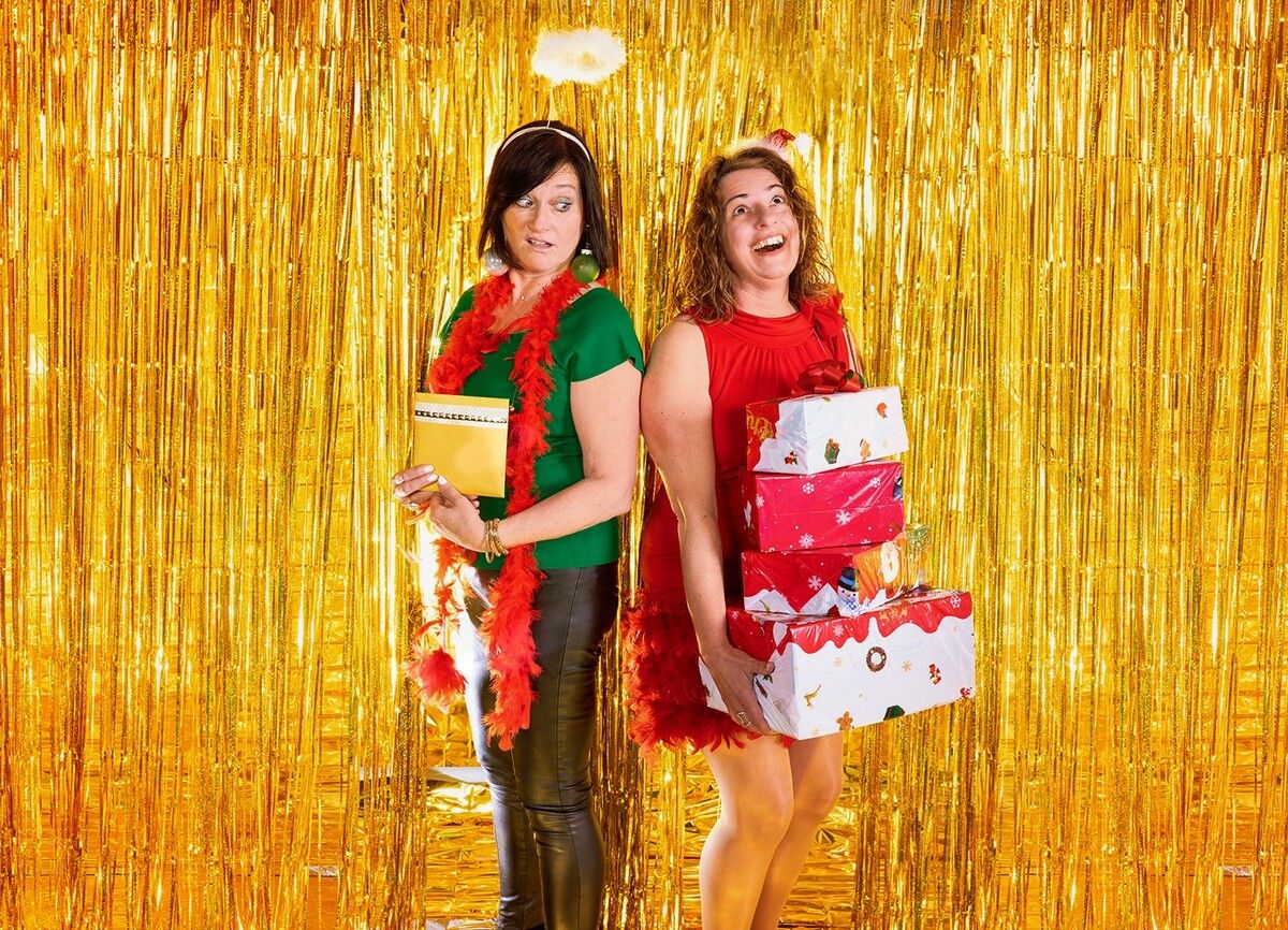 Marlies Kupnik und Sandra Aberer präsentieren ein Lametta-Donnerwetter zur Weihnachtszeit. Marc Zosel