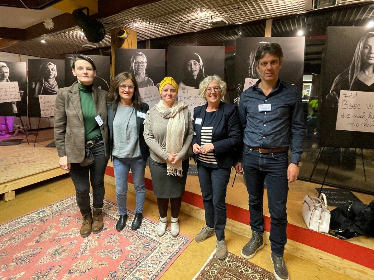 Maryna Liapina, Amanda Ruf, Ghalia Hasan, LR Katharina Wiesflecker und Aqua-Mühle-GF Michael Piazzi auf der Ausstellungseröffnung im vogelfreiRAUM. VN-HE (2)