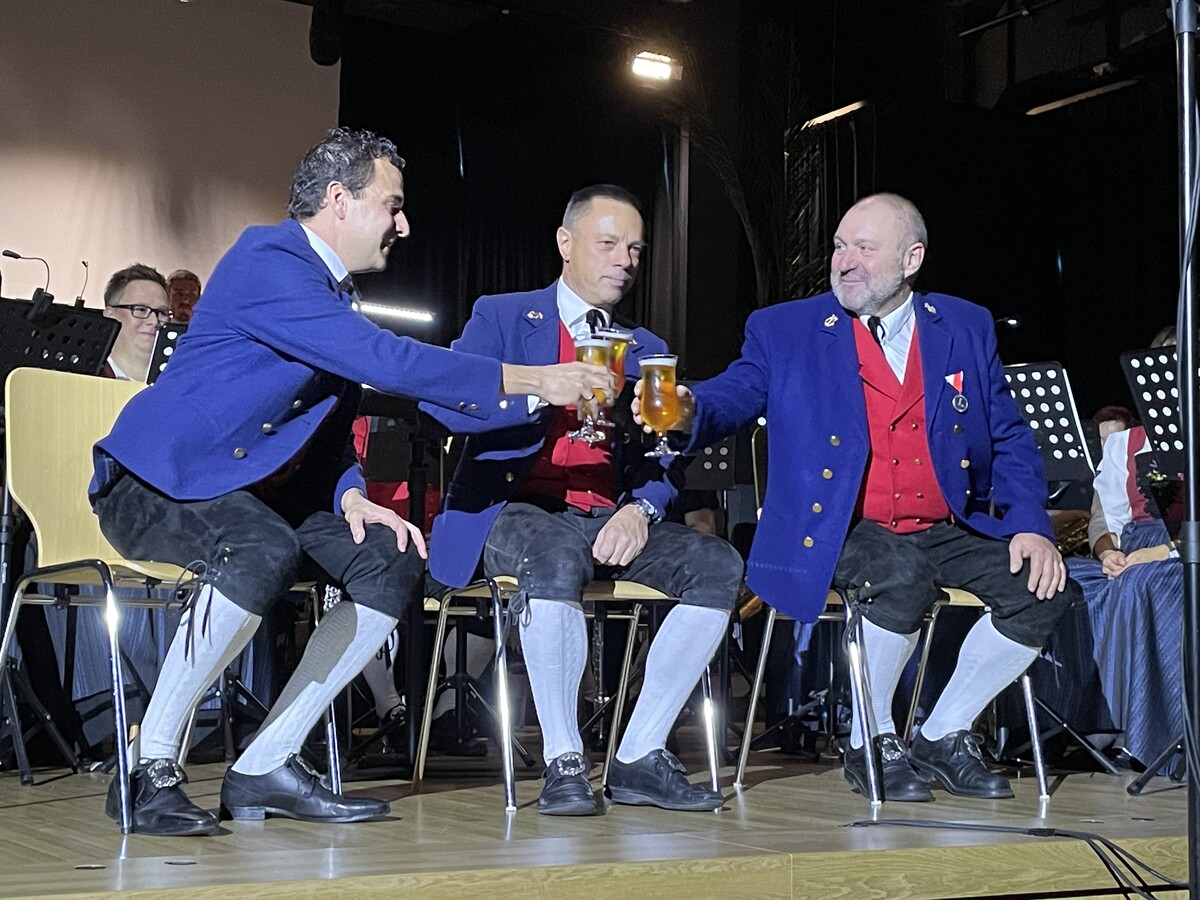 Matthias Marte, Walter Spiegel und Mario Hartmann bekamen auch ein wohlverdientes Bier auf der Bühne serviert.
