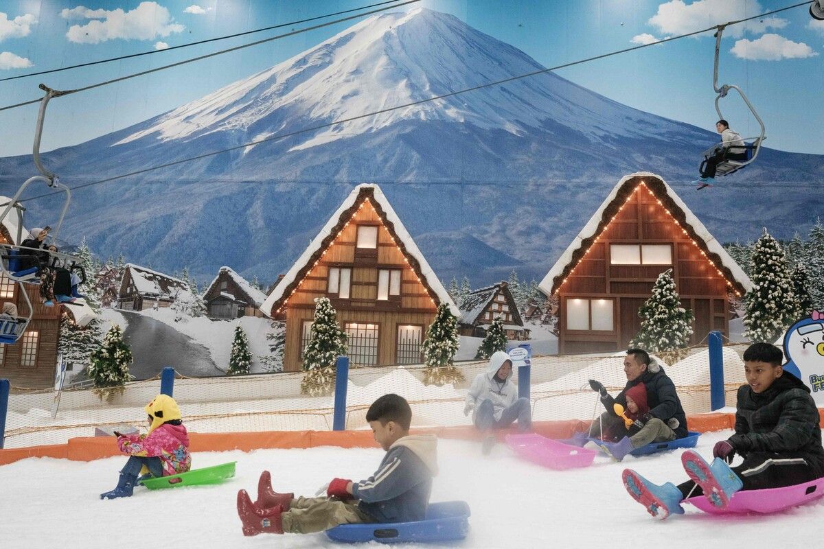 Menschen fahren Schlitten in der Trans Snow World Bintaro, einem Indoor-Snowpark mit japanischem Thema im indonesischen Bintaro. AFP