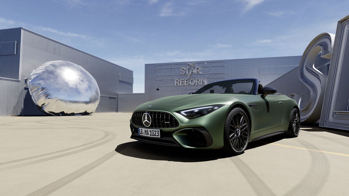 Mercedes-AMG elektrifiziert die Top-Variante des Roadsters SL. Im SL 63 S E Performance kommt der Plug-in-Hybridantrieb des offenen 2+2-Sitzers auf eine Systemleistung von 816 PS und setzt damit einen neuen Rekordwert für die traditionsreiche Baureihe. Die Beschleunigung auf Tempo 100 dauert 2,9 Sekunden, maximal sind 317 km/h möglich. Der Antrieb ist aus dem AMG GT Viertürer bekannt und kombiniert auch im SL einen 4,0 Liter großen V8-Biturbobenziner mit einem 150 kW/204 PS starken E-Motor an der Hinterachse. Die rein elektrische Reichweite fällt mit 13 Kilometern recht gering aus.
