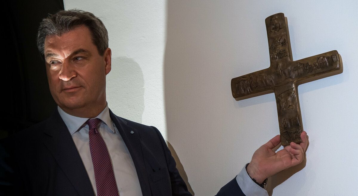 Ministerpräsident Söder brachte das Kreuz in Bayerns Staatskanzlei selbst an.DPA