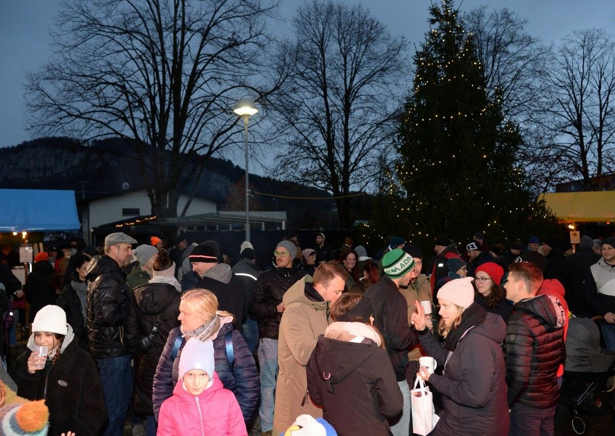 Mit dem Weihnachtsmarkt startete auch Mäder in die Adventzeit.GEMEINDE