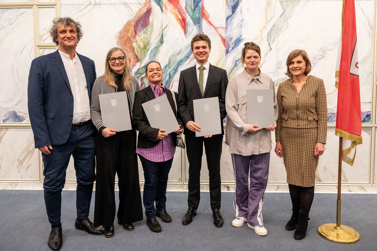 Mit je zwei Ehren- und Förderpreisen für Kunst zeichnet das Land Vorarlberg alljährlich arriviertes und aufstrebendes Kunstschaffen aus. VLK Serra
