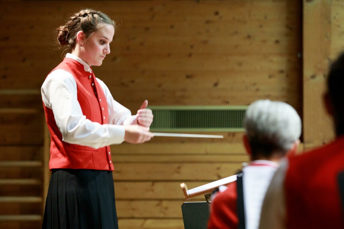 Mit konzentrierter Energie und Elan zeigte die junge Kapellmeisterin eindrucksvoll ihr musikalisches Können. ME (2)