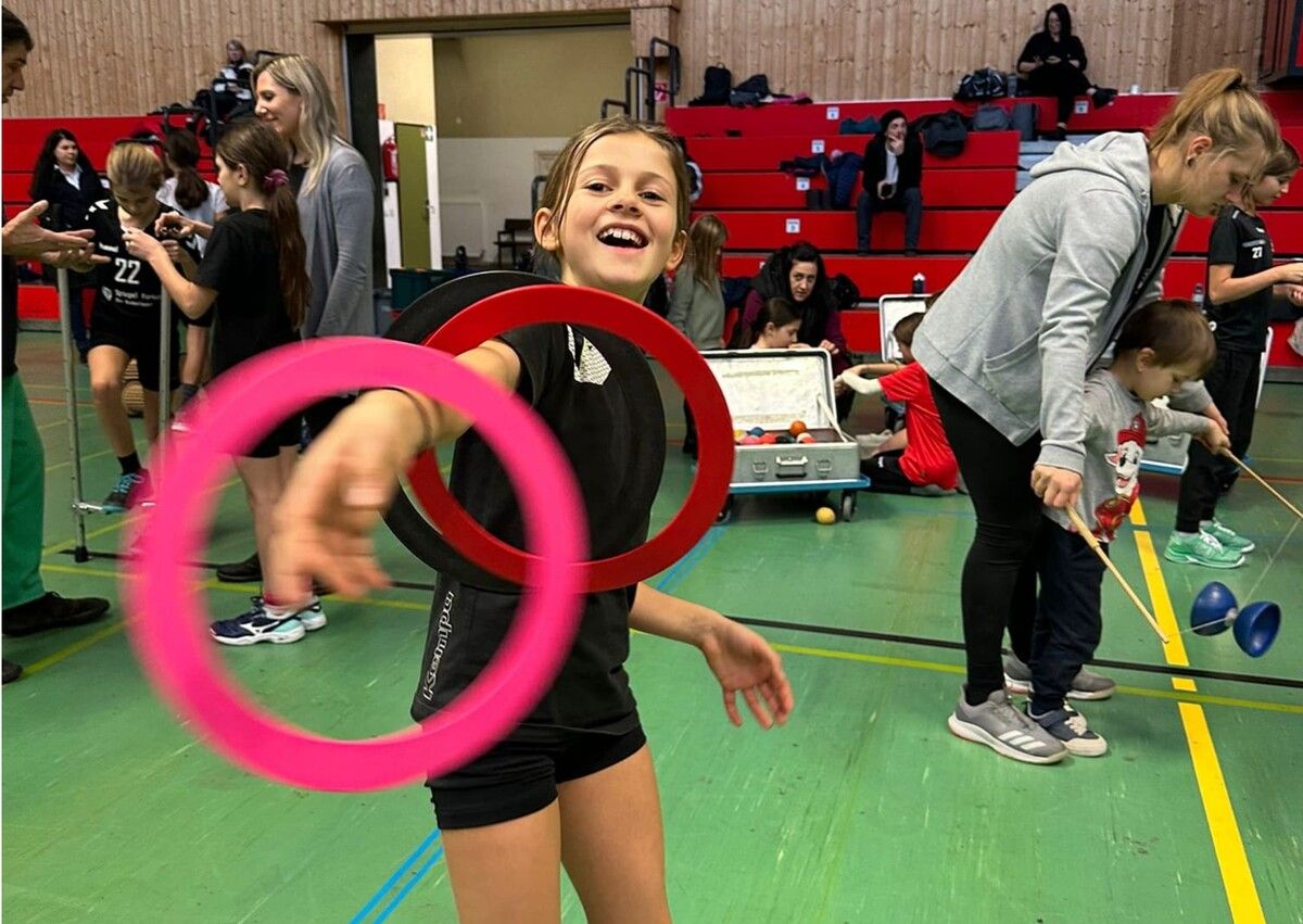 Mit Spaß an der Freude probierten sich die U10-Handballerinnen als Artistinnen aus. mima (2)