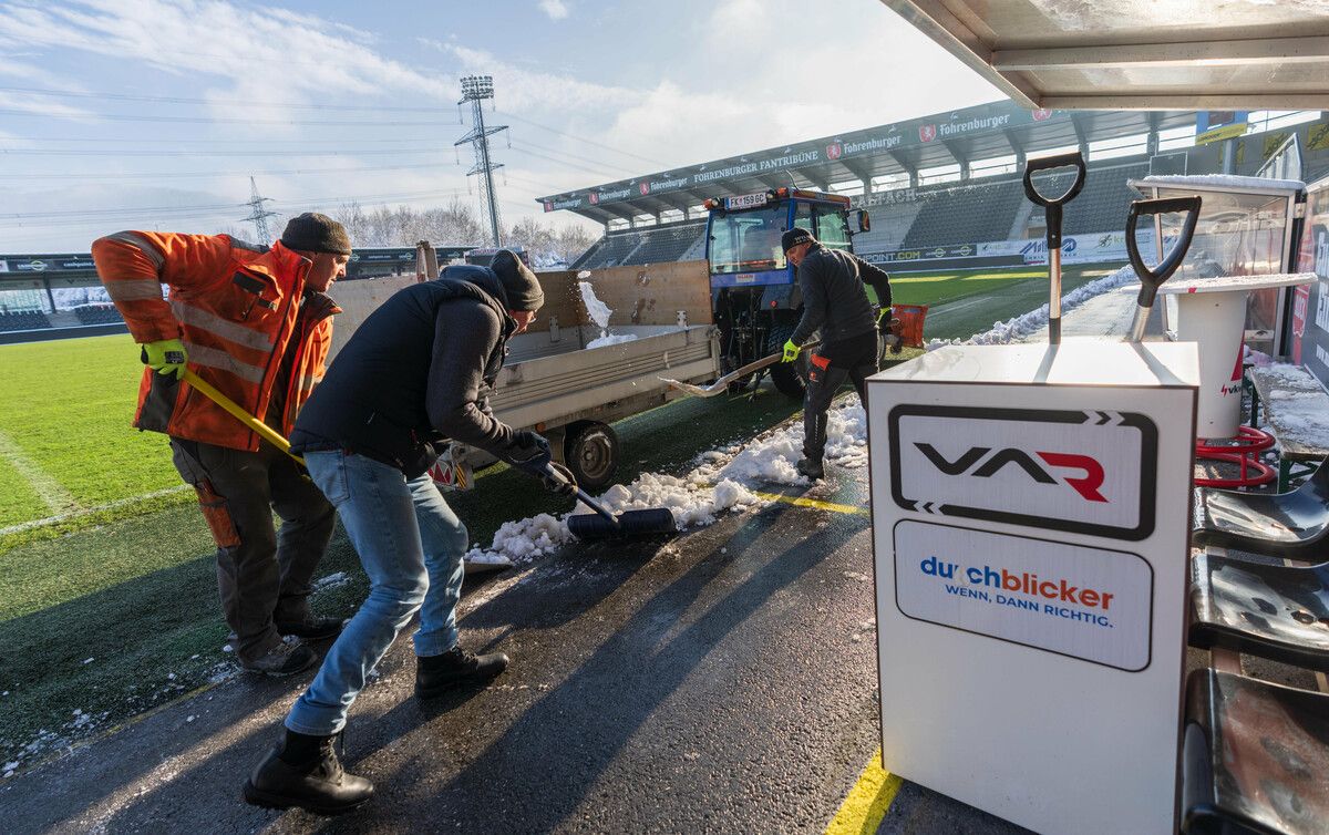 Mit vereinten Kräften wurde der Schnee rund um den Stadionrasen beseitigt.VN/Stiplovsek