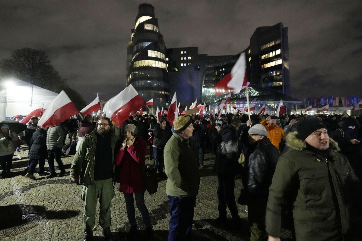 Mitglieder der PiS demonstrierten vor dem öffentlich-rechtlichen Sender TVP. AFP