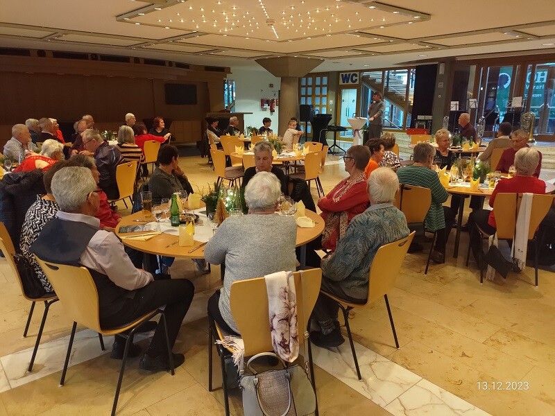 Mitglieder des Pensionistenverbandes Lustenau trafen sich im Foyer des Reichshofsaals zur Einstimmung auf Weihnachten.PVÖ