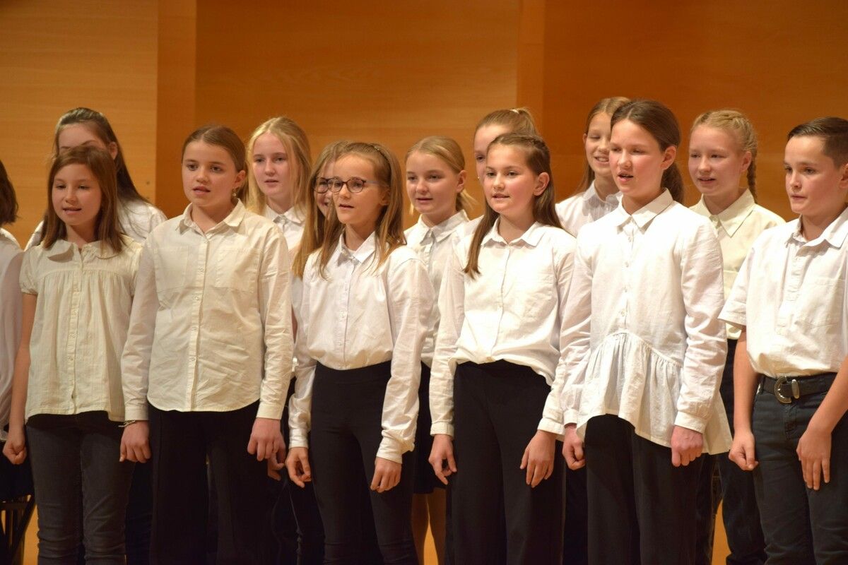 Mittelschüler und Gymnasiasten gestalten eine vorweihnachtliche Feierstunde. mE