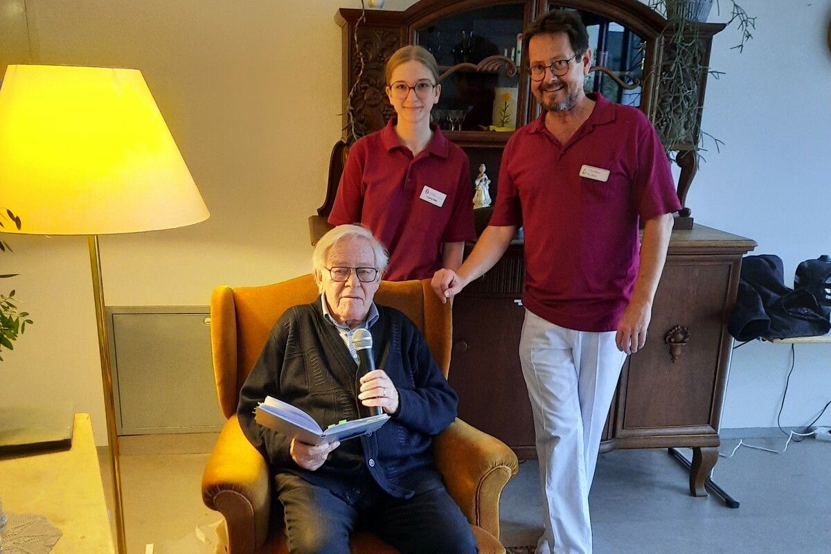 Mundartdichter Helmut Köb mit Betreuungspersonal. HELMUT KÖB