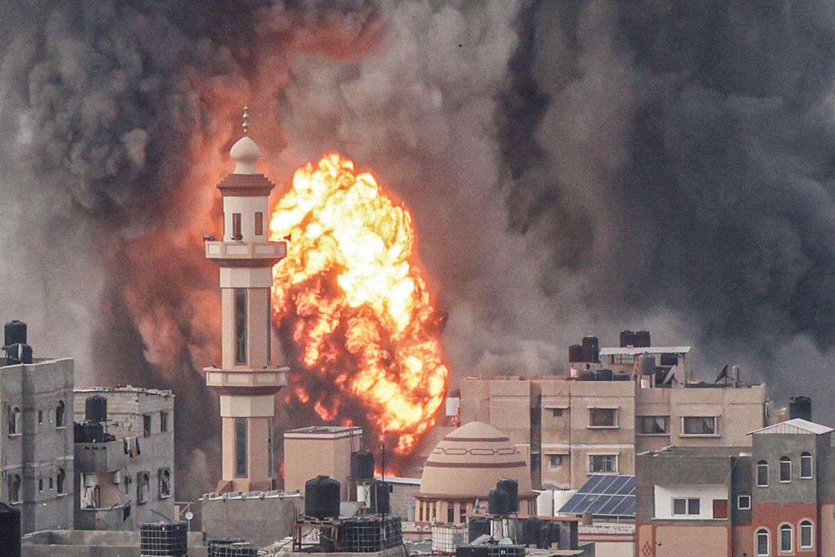 Nach dem gestrigen israelischen Angriff auf Rafah im südlichen Gazastreifen steigt inmitten anhaltender Kämpfe ein riesiger Feuerball empor. AFP