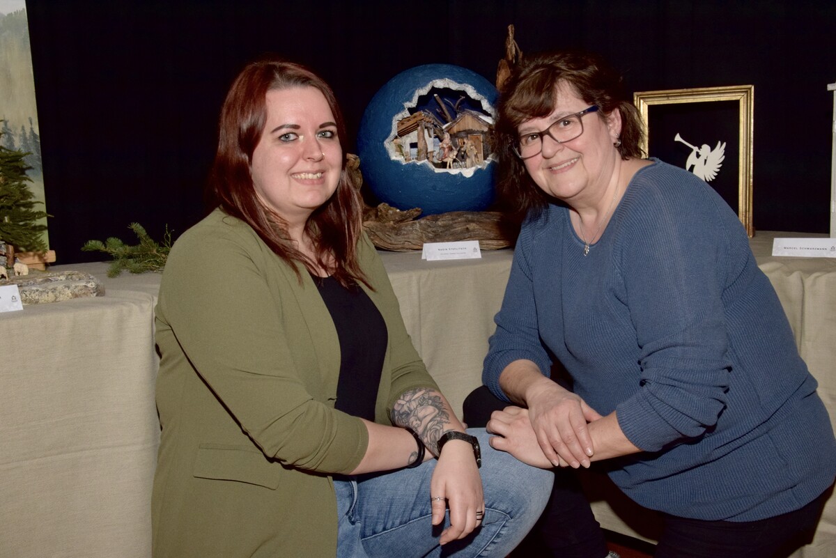 Nadine Steflitsch mit ihrer Mutter Monika Steflitsch vor der Kugelkrippe.sco(2)