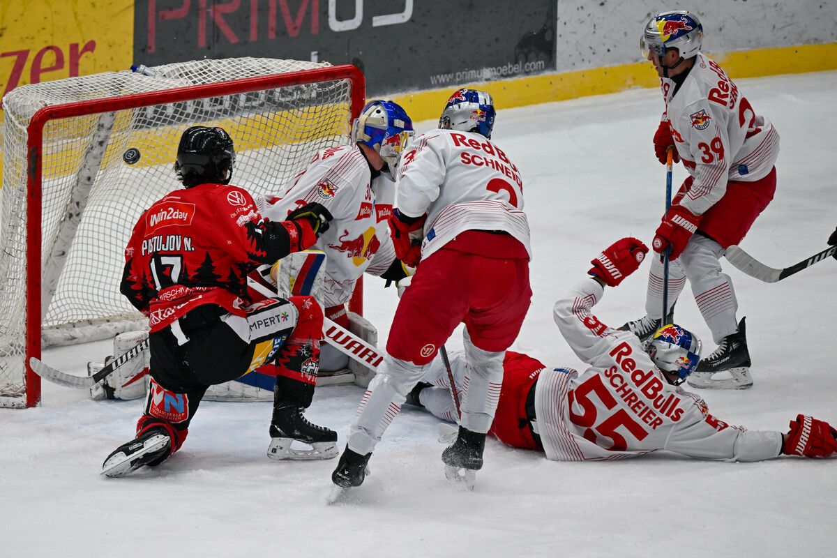 Nick Pastujov (l.) sah zu, wie der Puck im Salzburger Tor einschlug.Gepa