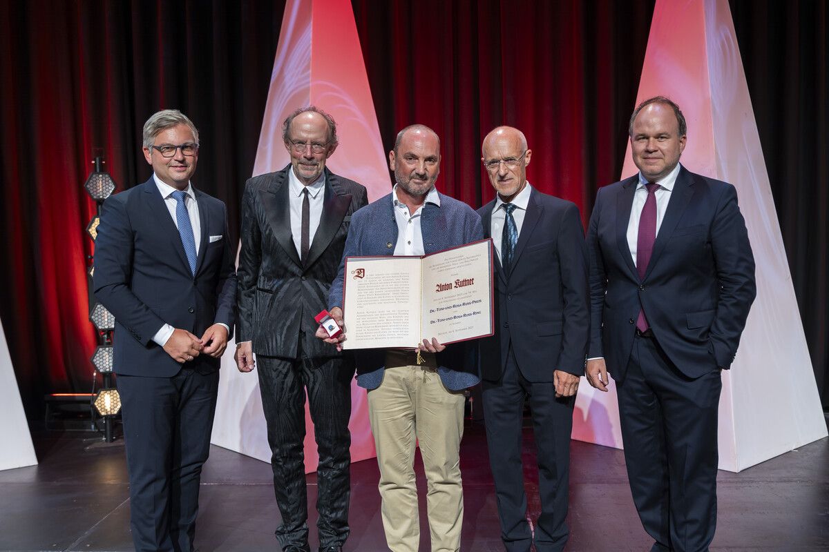 Preisverleihung 2023 an Anton Kuttner (Mitte) auf der Werkstattbühne des Bregenzer Festspielhauses.